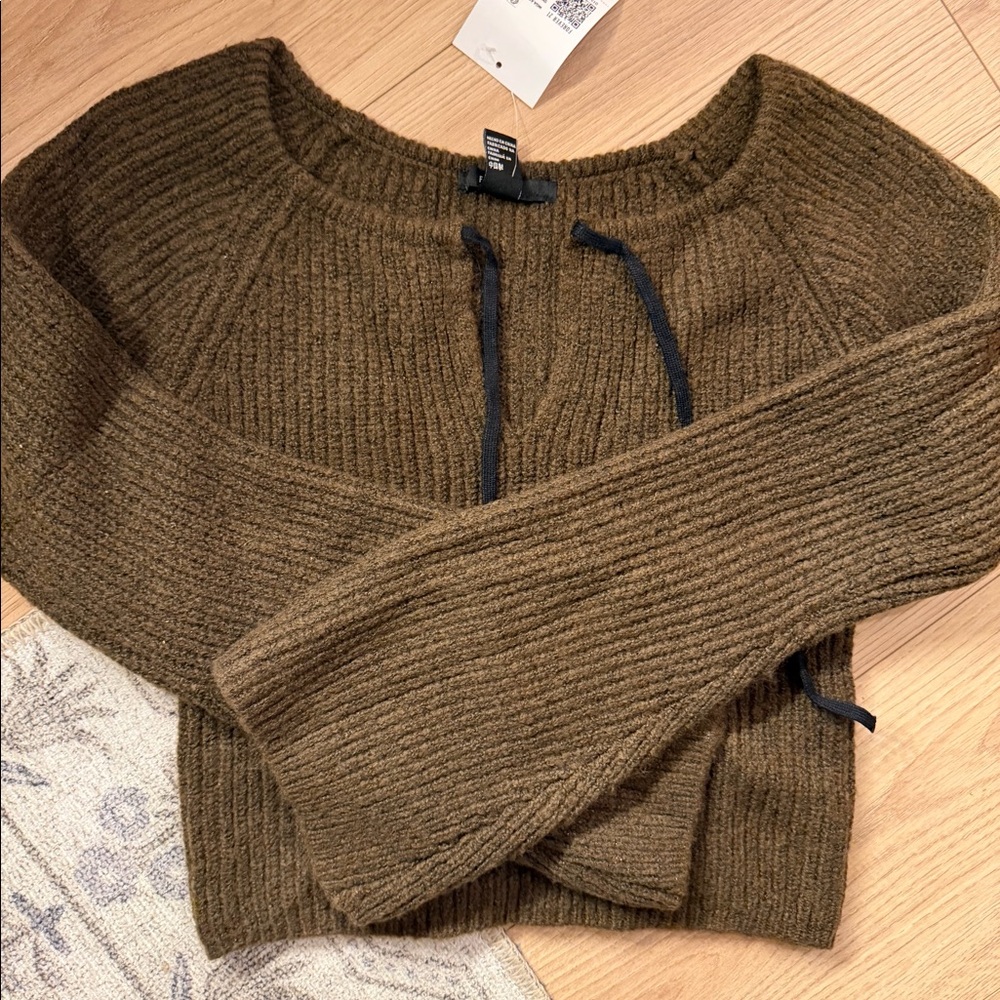 Bell-sleeved sweater